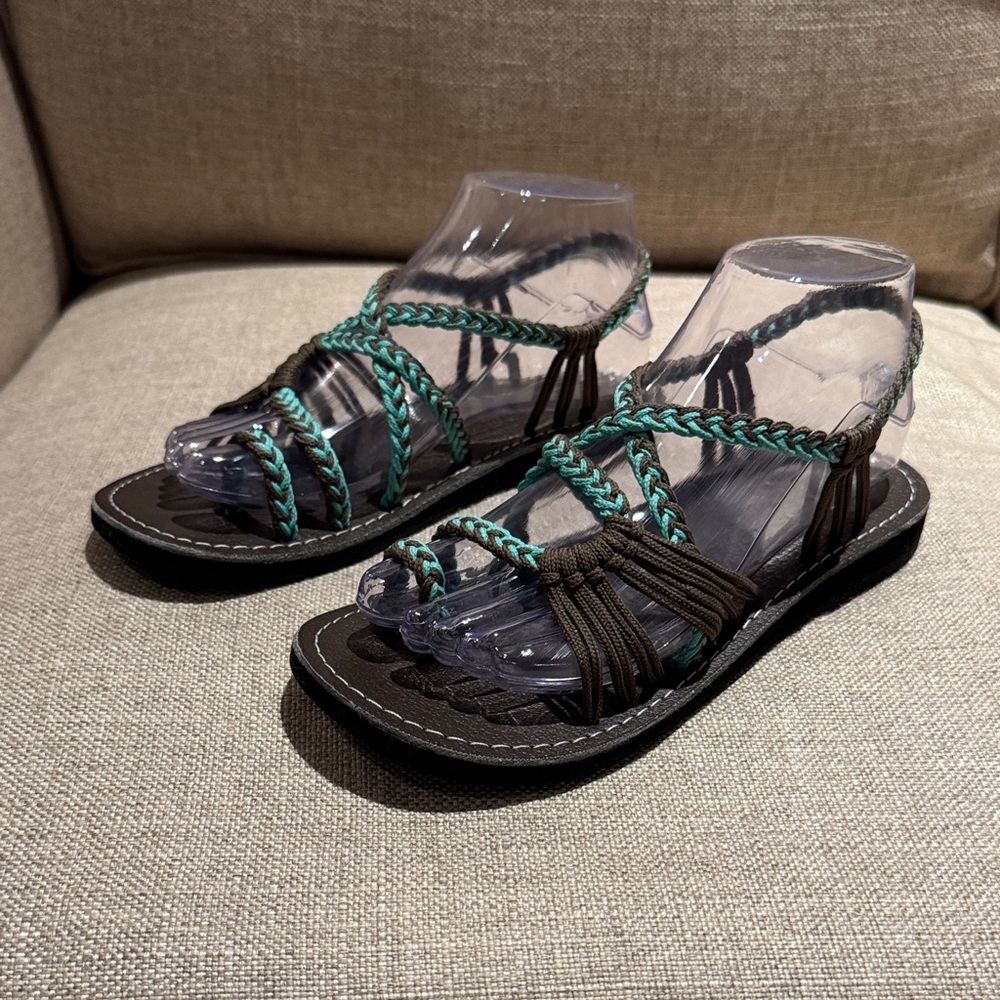 EUC Plaka Palm Leaf Flat Strappy Sandals women size 7
